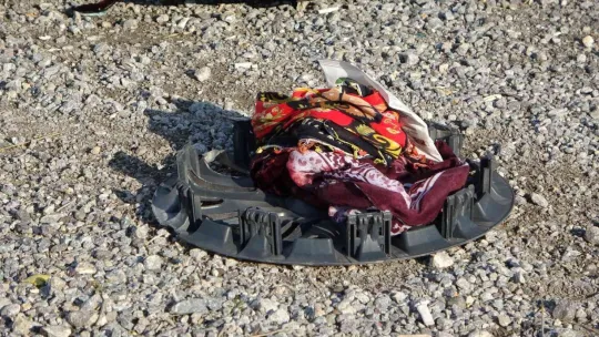 Otomobil, kaldırımda yürüyen yaşlı çifte çarptı: 1 ölü, 2 yaralı