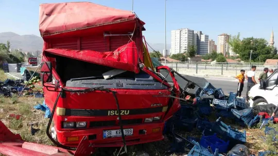 Otomobil karpuz sergisine daldı: 1 ölü