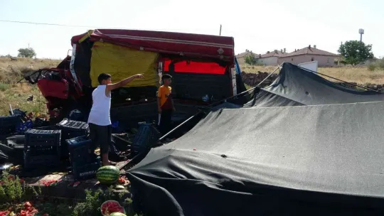 Otomobil karpuz sergisine daldı: 1 ölü