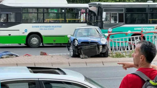 Otomobil refüje çıktı: 2 yaralı