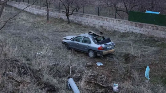 Otomobil tarlaya uçtu, sürücüsü yaralandı
