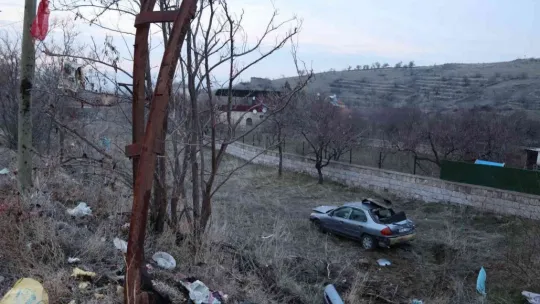 Otomobil tarlaya uçtu, sürücüsü yaralandı