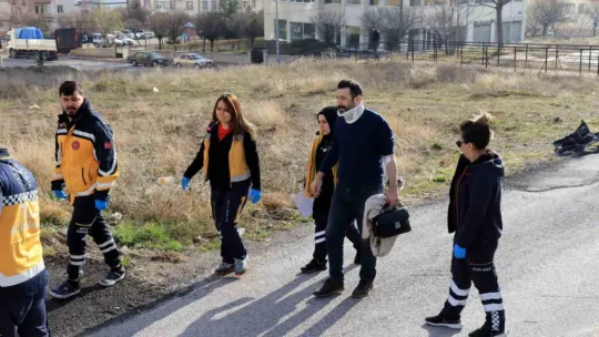 Otomobil yavaşlayan araca arkadan çarptı: 2 yaralı
