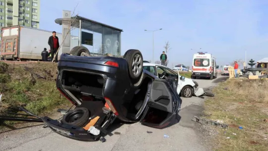 Otomobil yavaşlayan araca arkadan çarptı: 2 yaralı