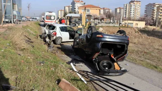 Otomobil yavaşlayan araca arkadan çarptı: 2 yaralı