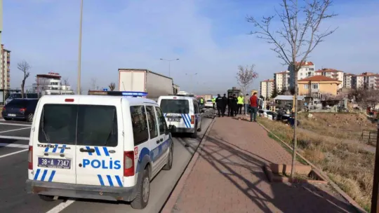 Otomobil yavaşlayan araca arkadan çarptı: 2 yaralı