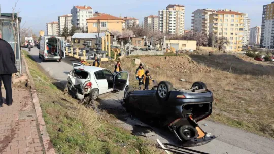 Otomobil yavaşlayan araca arkadan çarptı: 2 yaralı