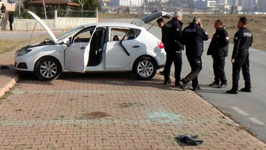 Otomobildeki piknik tüpünden sızan gaz patladı: 1 yaralı
