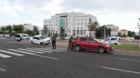 Otomobiller çarpıştı 1 yaralı