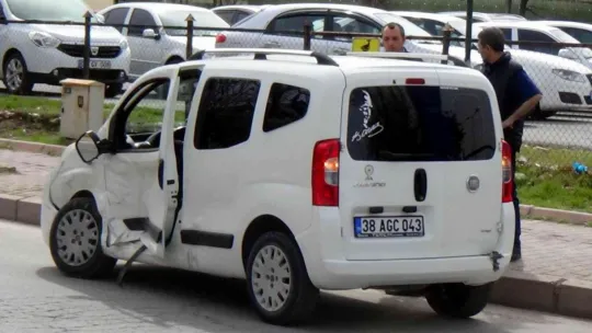 Otomobiller çarpıştı: 2 yaralı