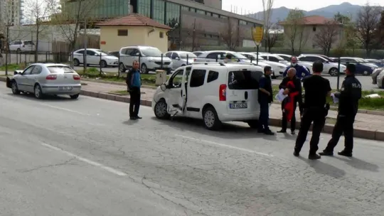 Otomobiller çarpıştı: 2 yaralı