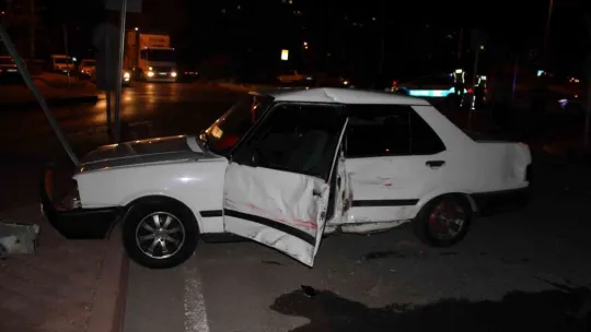 Otomobiller çarpıştı: 2 Yaralı