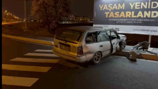 Otomobiller Çarpıştı: 3 Yaralı