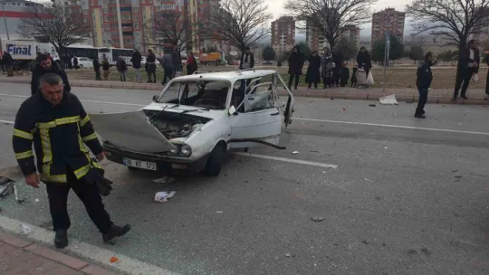 Otomobiller çarpıştı: 3 yaralı