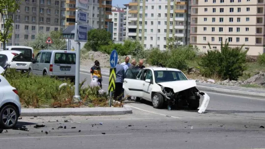 Otomobiller çarpıştı: 4 yaralı