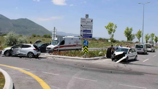 Otomobiller çarpıştı: 4 yaralı