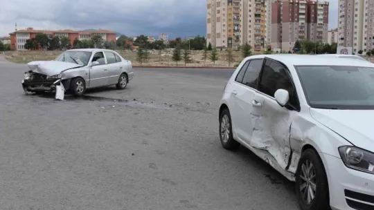 Otomobiller çarpıştı: 5 yaralı