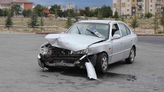 Otomobiller çarpıştı: 5 yaralı