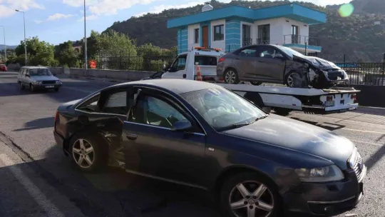 Otomobiller çarpıştı: 6 yaralı