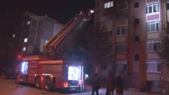 Oturduğu evi yaktı, ekipler seferber oldu