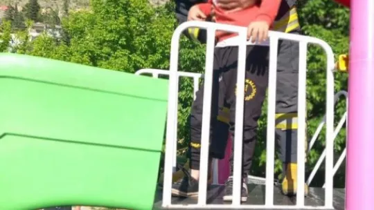Oyun parkında ayağı ahşap arasına sıkışan çocuğu itfaiye kurtardı