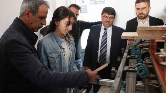 Özel öğrenciler mobilya ustası oldu