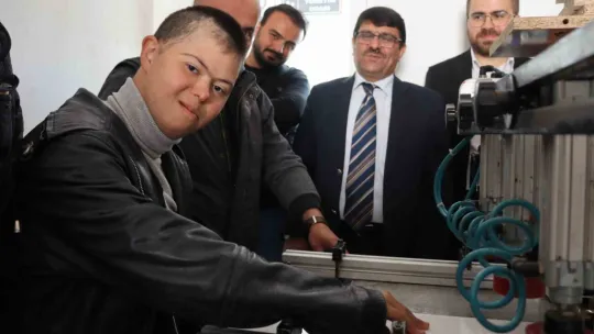 Özel öğrenciler mobilya ustası oldu