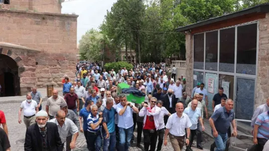 Özen son yolculuğuna uğurlandı