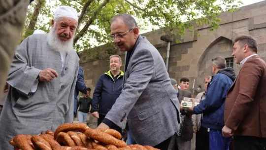 Özhaseki vatandaşlarla bayramlaştı