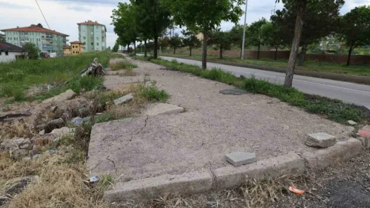 Pınarbaşı halkı: 'Yollar delik deşik, kaldırımlar eğit bükük'