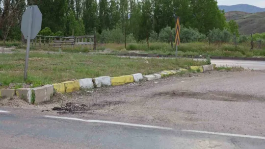 Pınarbaşı halkı: 'Yollar delik deşik, kaldırımlar eğit bükük'
