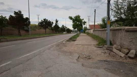 Pınarbaşı halkı: 'Yollar delik deşik, kaldırımlar eğit bükük'