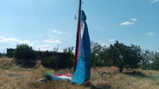 Pisti pas geçti, elektrik direğinde asılı kaldı