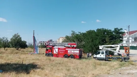 Pisti pas geçti, elektrik direğinde asılı kaldı