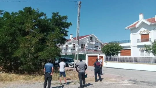 Pisti pas geçti, elektrik direğinde asılı kaldı