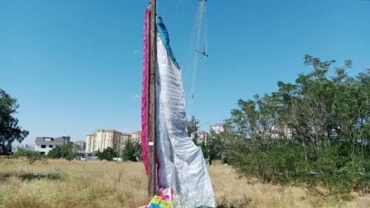 Pisti pas geçti, elektrik direğinde asılı kaldı