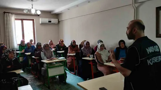 Polis bir yandan tacirlere geçit vermiyor, bir yandan da halkı bilgilendiriyor