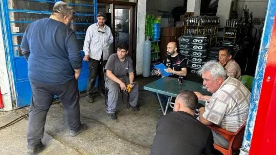 Polis bir yandan tacirlere geçit vermiyor, bir yandan da halkı bilgilendiriyor