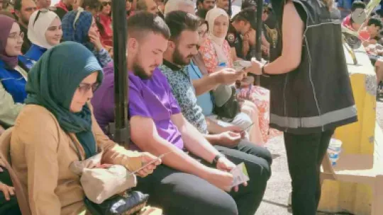 Polis bir yandan tacirlere geçit vermiyor, bir yandan da halkı bilgilendiriyor
