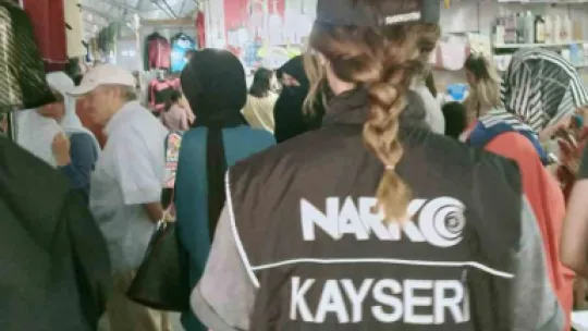 Polis bir yandan tacirlere geçit vermiyor, bir yandan da halkı bilgilendiriyor