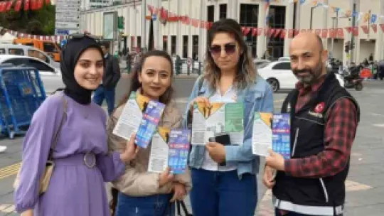 Polis bir yandan tacirlere geçit vermiyor, bir yandan da halkı bilgilendiriyor