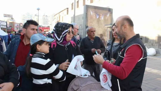 Polis ekiplerinden vatandaşa uyuşturucu bilgilendirmesi