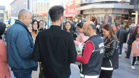 Polis ekiplerinden vatandaşa uyuşturucu bilgilendirmesi