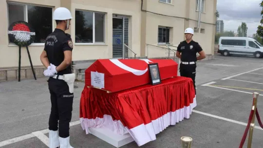 Polis memuru kalbine yenik düştü