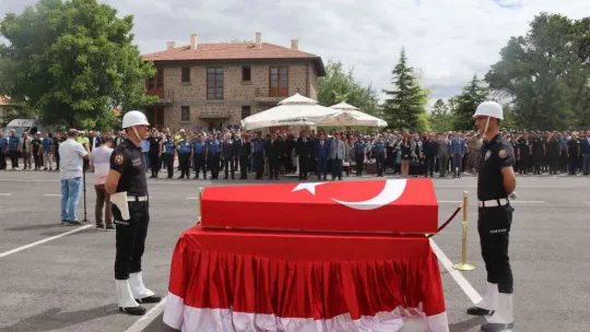 Polis memuru kalbine yenik düştü