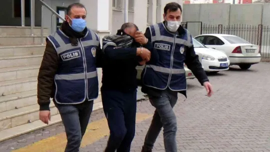 Polise yakalanmamak için alt katın balkonuna atladı