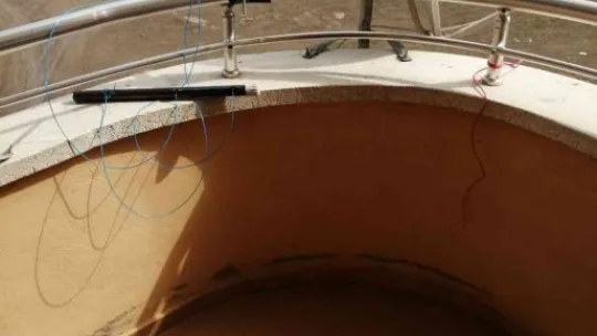 Polise yakalanmamak için alt katın balkonuna atladı