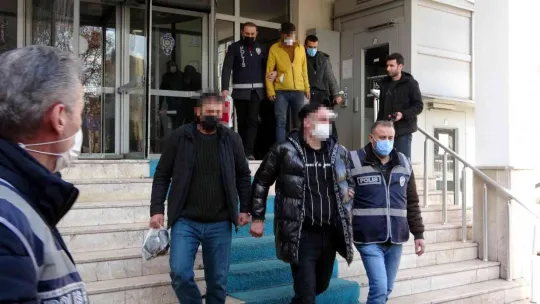 Polise yakalanmamak için kanepe ile duvar arasına saklandı