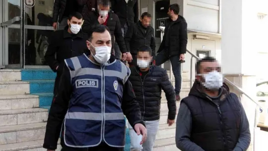 Polise yakalanmamak için kanepe ile duvar arasına saklandı