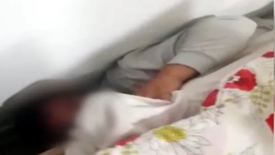 Polise yakalanmamak için kanepe ile duvar arasına saklandı